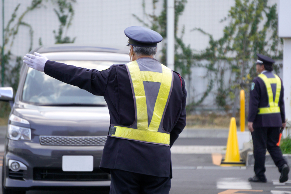 交通誘導のやり方を徹底解説 警備の基本動作と道具も紹介 警備メディアbyケイサーチ 交通誘導のやり方を徹底解説 警備の基本動作と道具も紹介 警備メディアbyケイサーチ