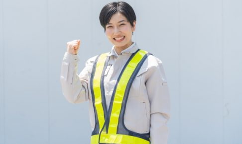 ガッツポーズの女性警備員