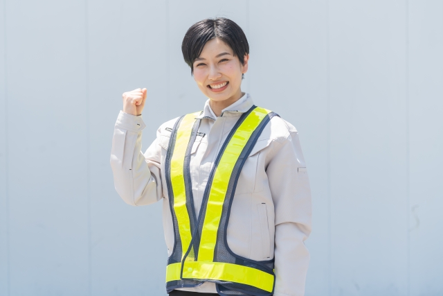 ガッツポーズの女性警備員