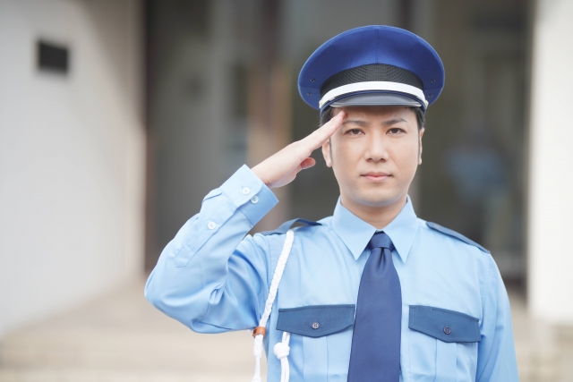 敬礼する警備員