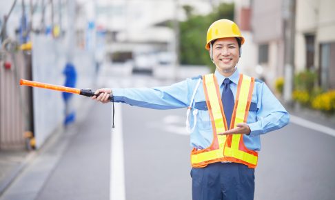 笑顔の交通誘導警備員