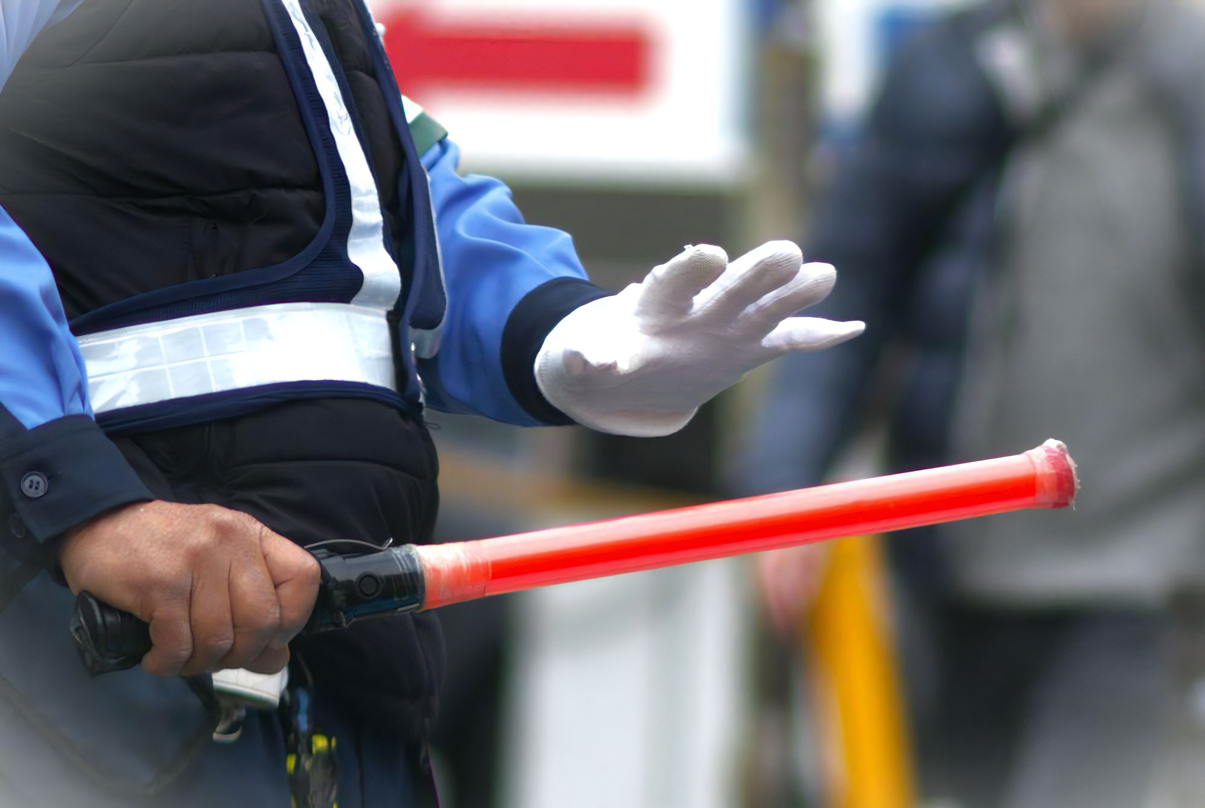 警備棒を持つ警備員
