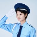 敬礼している女性警備員