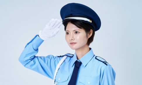 敬礼している女性警備員