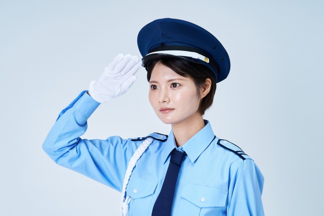 敬礼している女性警備員