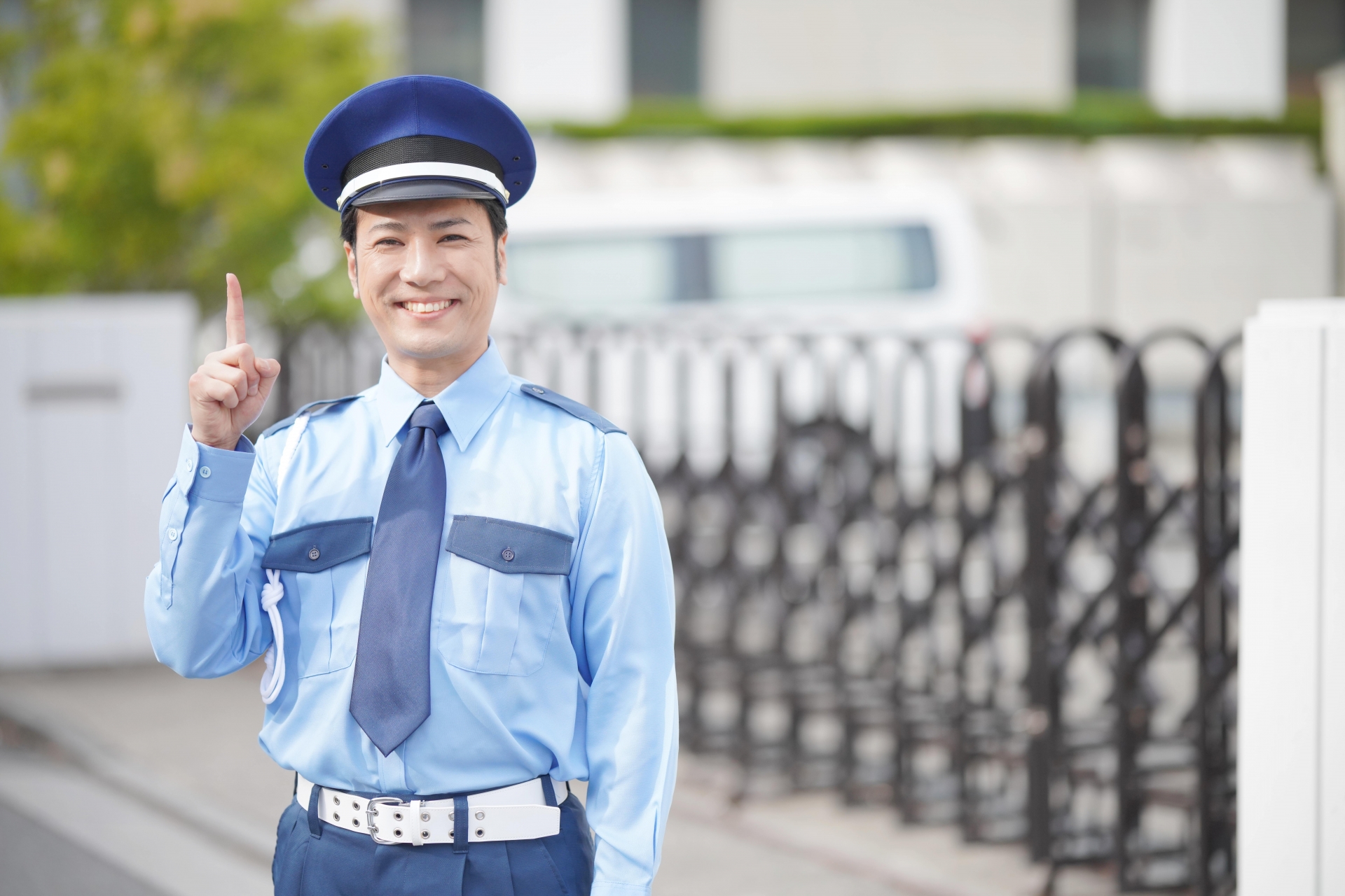 指を指す男性警備員
