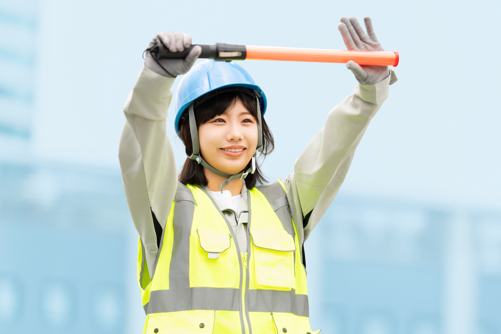 交通誘導をする女性警備員