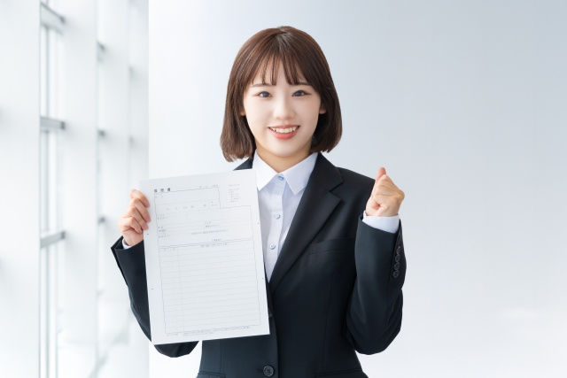 面接の書類を持つ女性