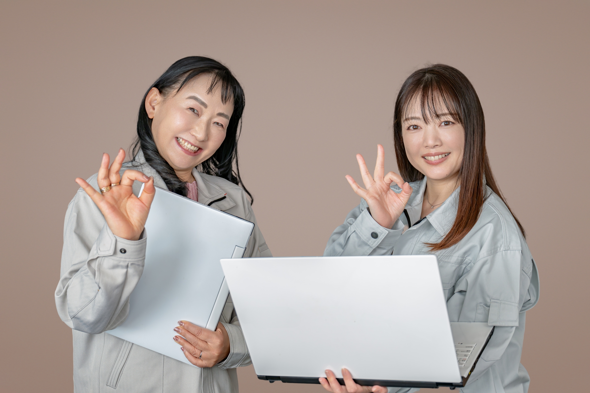 大丈夫のポーズをする女性社員