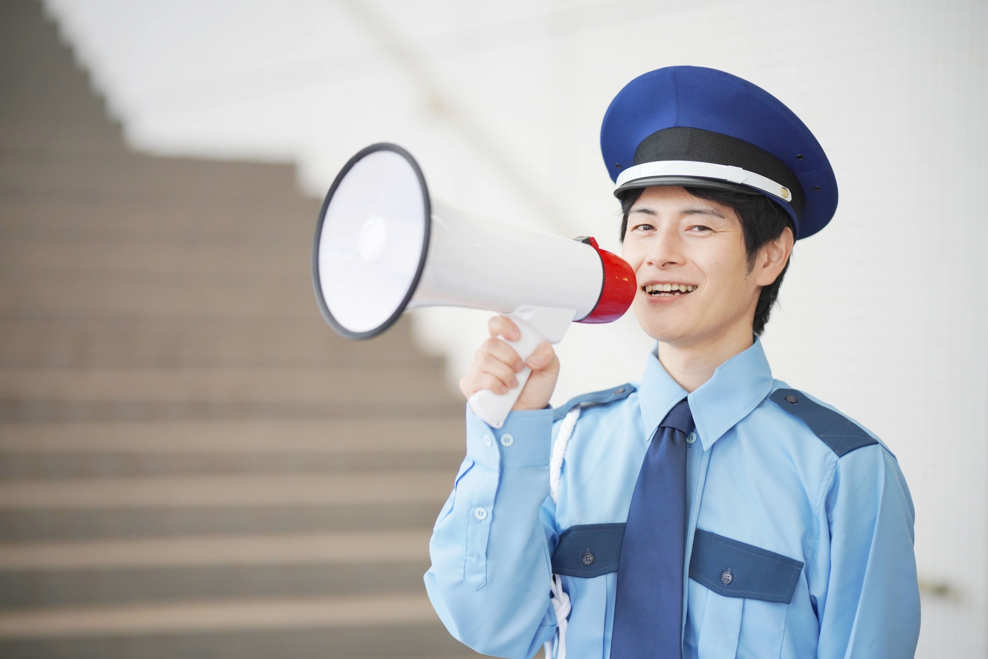 呼びかける警備員