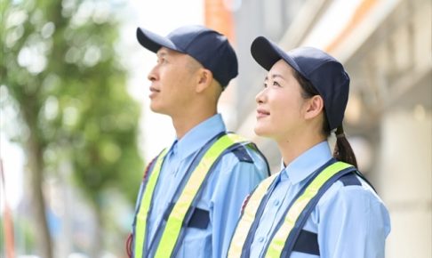 上を見上げる警備員