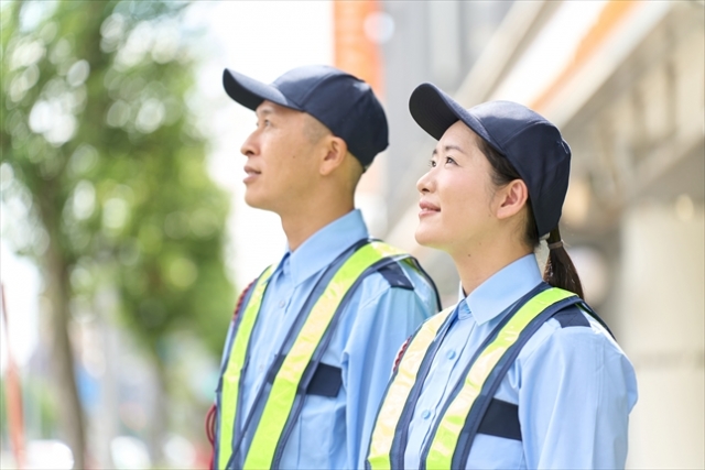 上を見上げる警備員