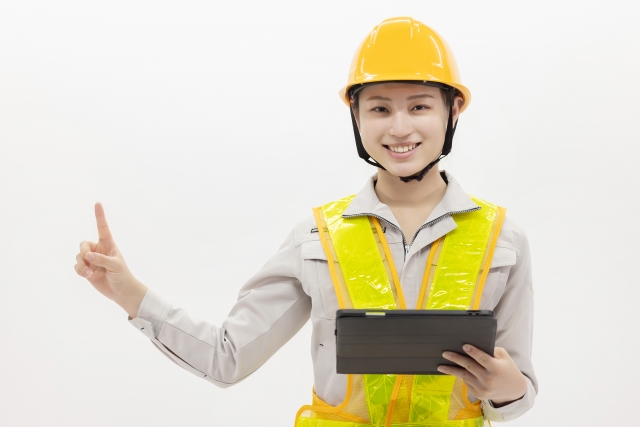 指を指す女性警備員