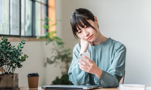 副業を考える女性