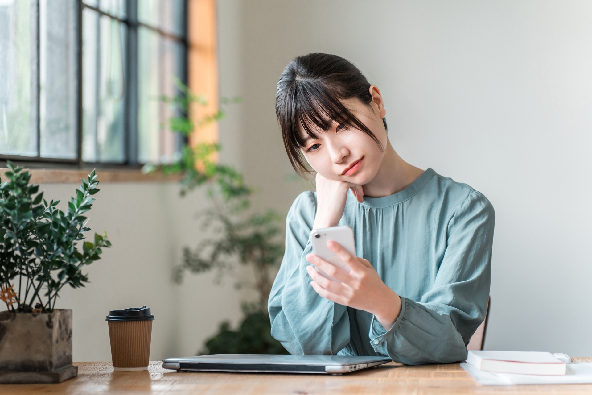 副業を考える女性
