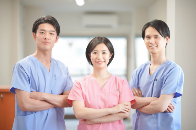 腕を組む看護師たち