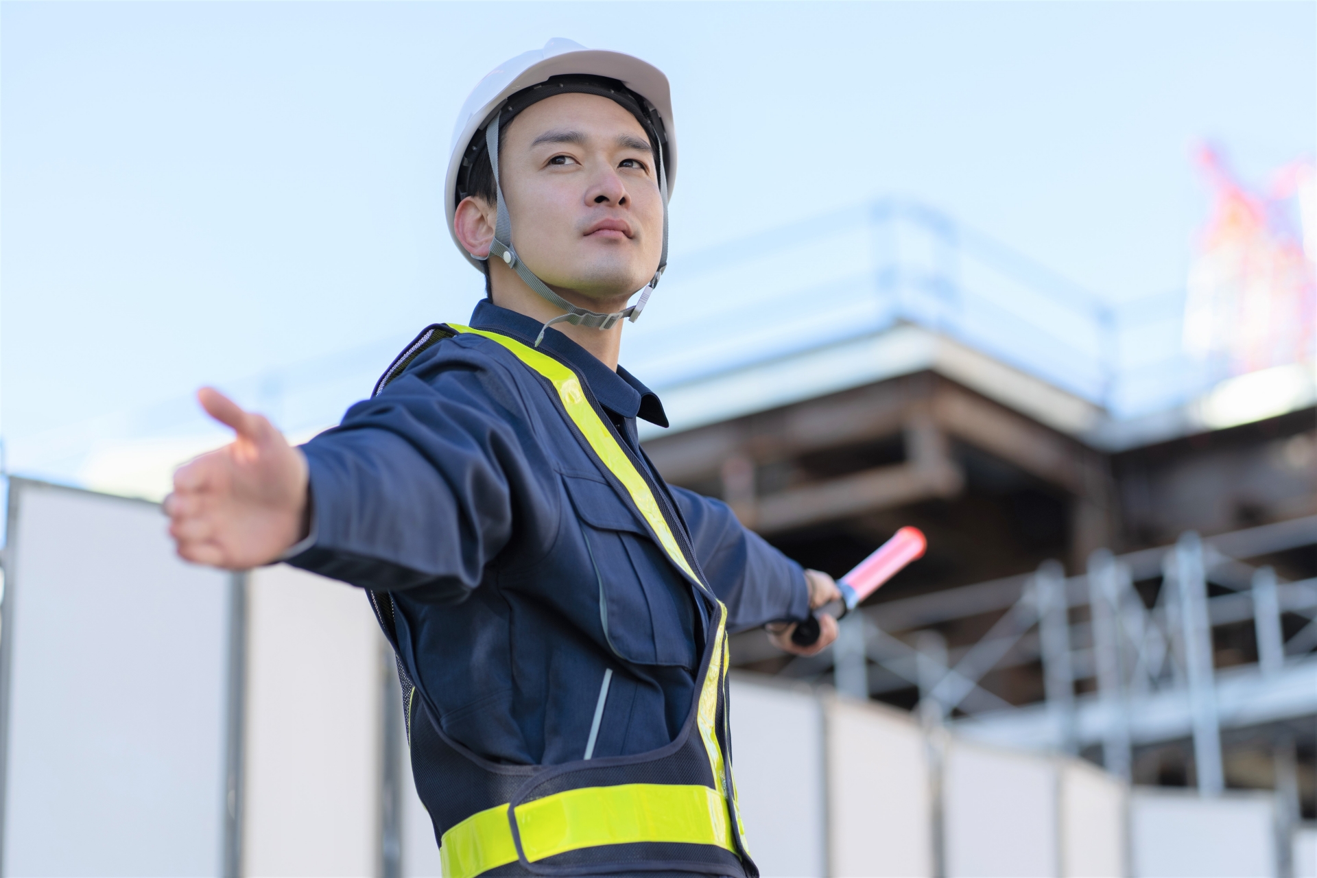交通誘導をする男性警備員