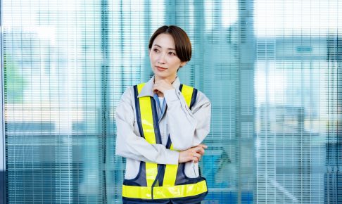 考える警備員の女性