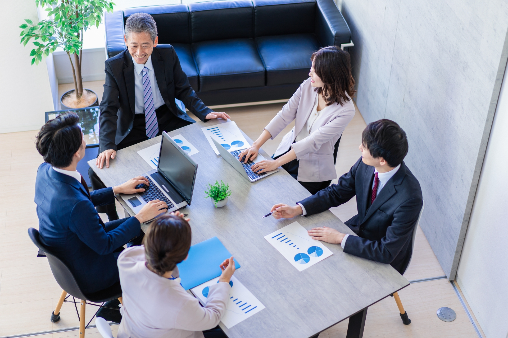 話し合う会社員