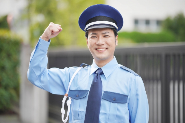笑顔の男性警備員