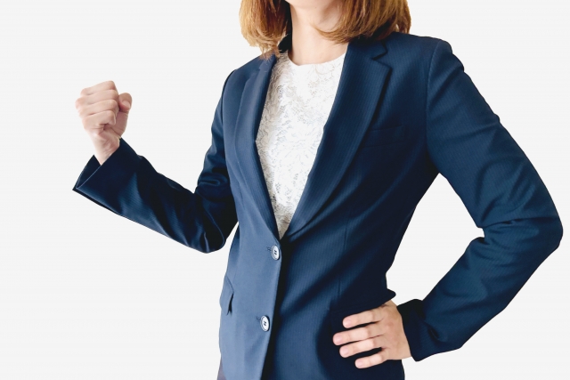 ガッツポーズをする女性の姿