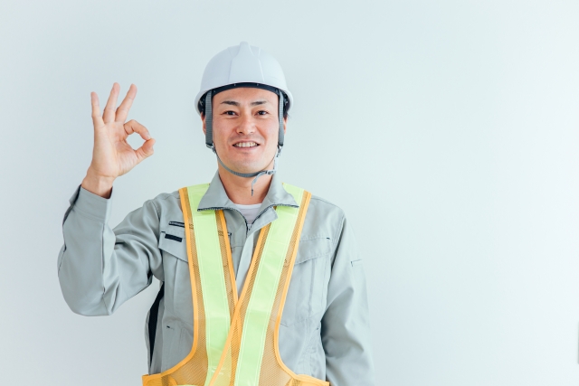 丸をする男性警備員