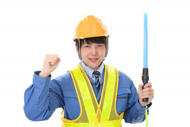 ガッツポーズをする男性警備員