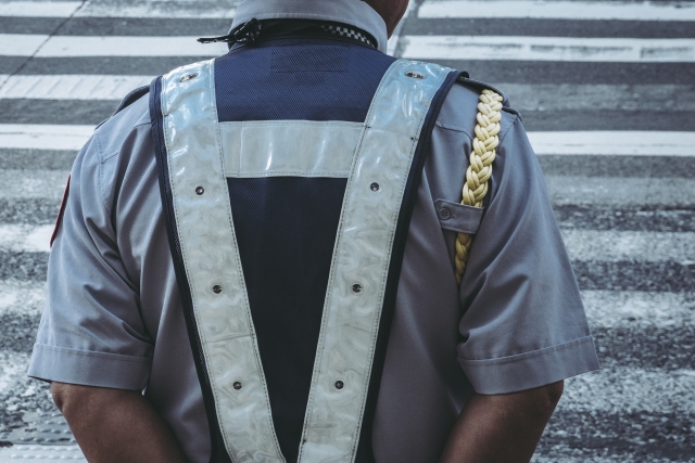 警備員の後ろ姿