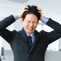 頭を抱える男性