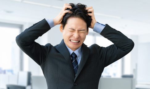 頭を抱える男性