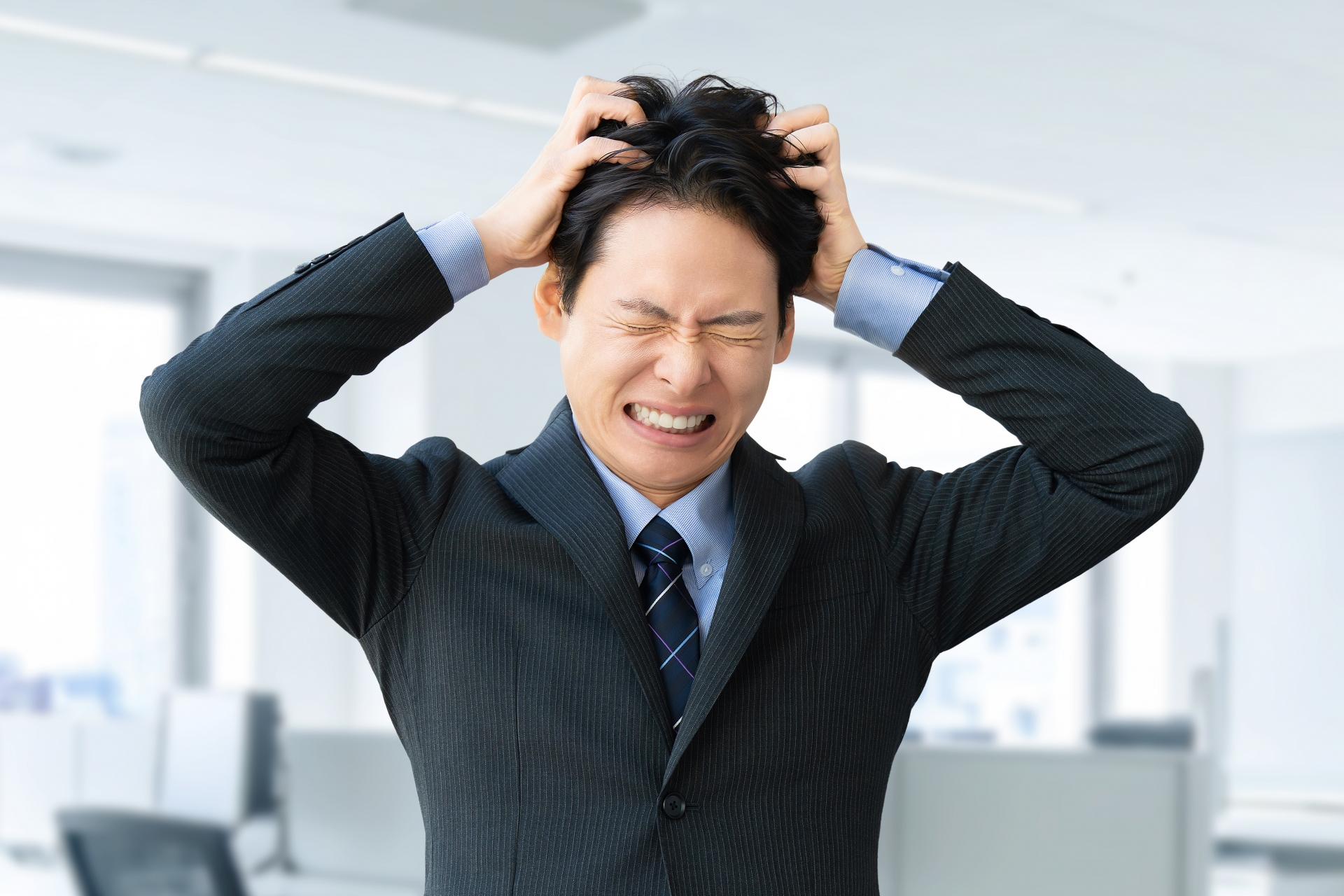 頭を抱える男性