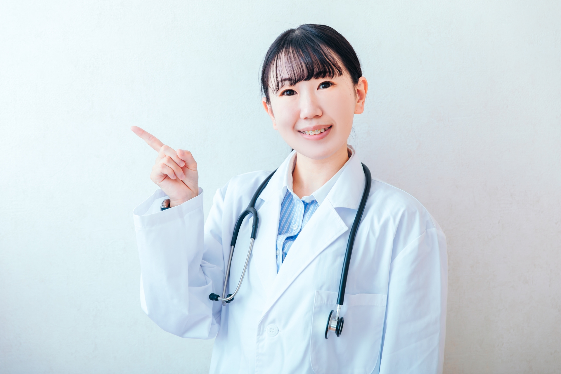 指を指す女医