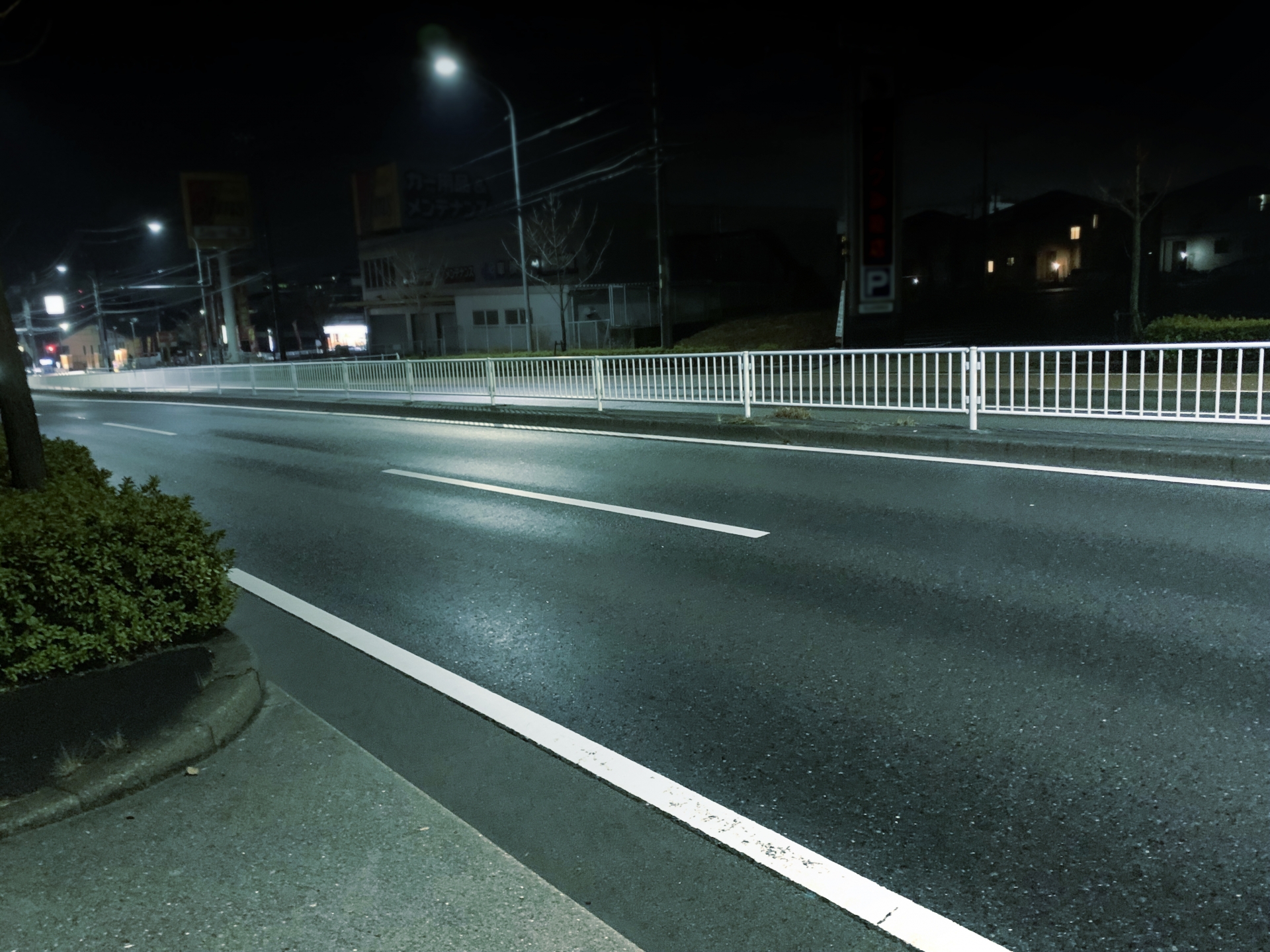夜間の道路
