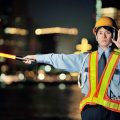 夜勤の男性警備員