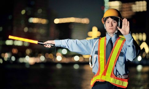 夜勤の男性警備員