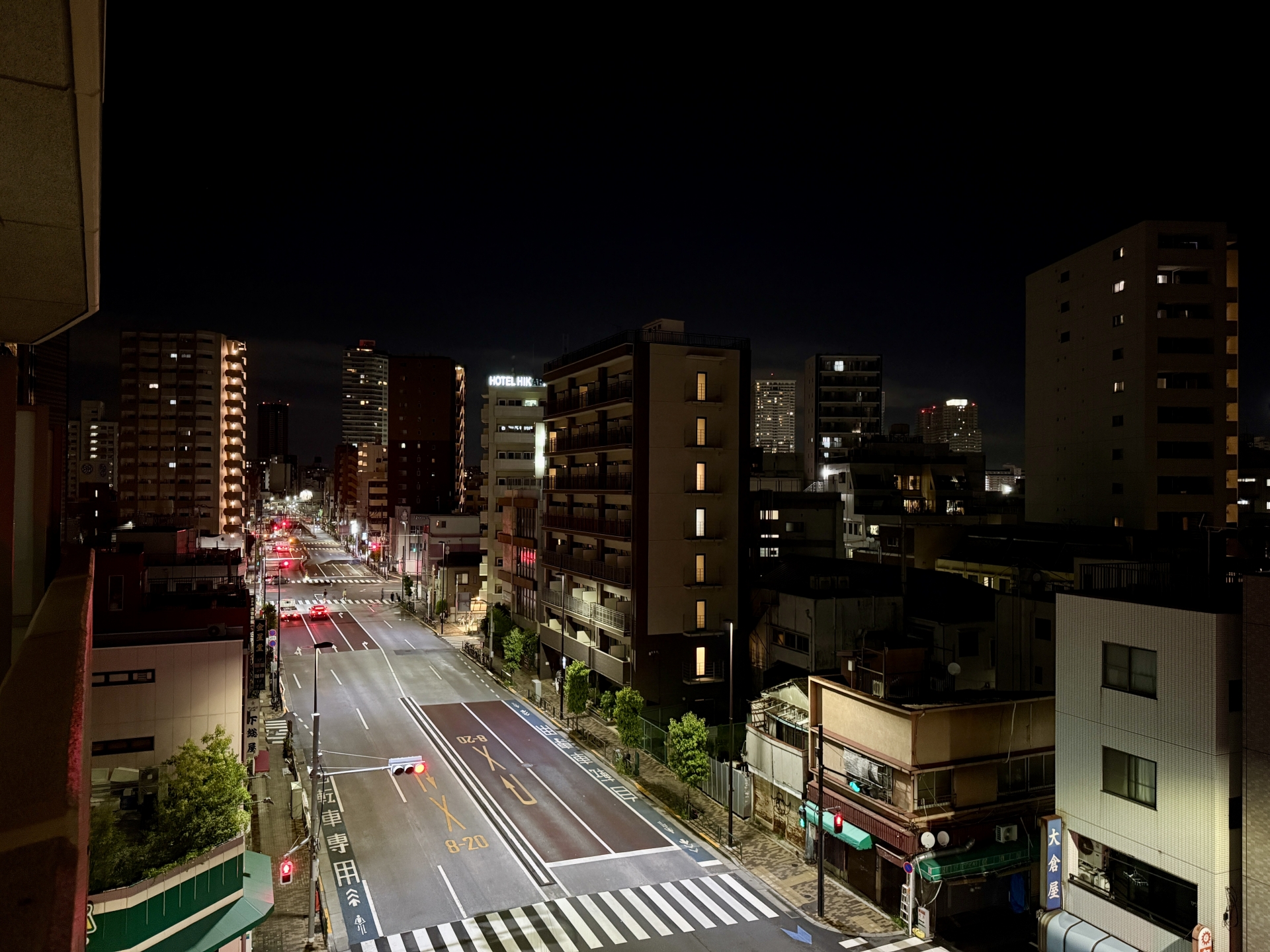 夜間の街