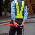 後ろに手を組む警備員
