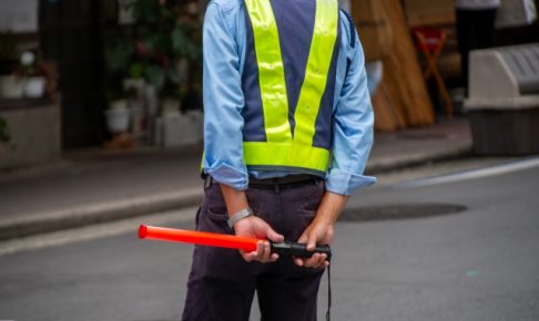 後ろに手を組む警備員