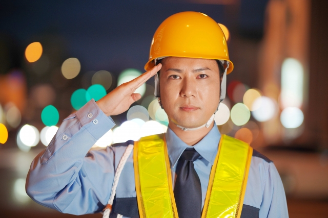 敬礼する警備員