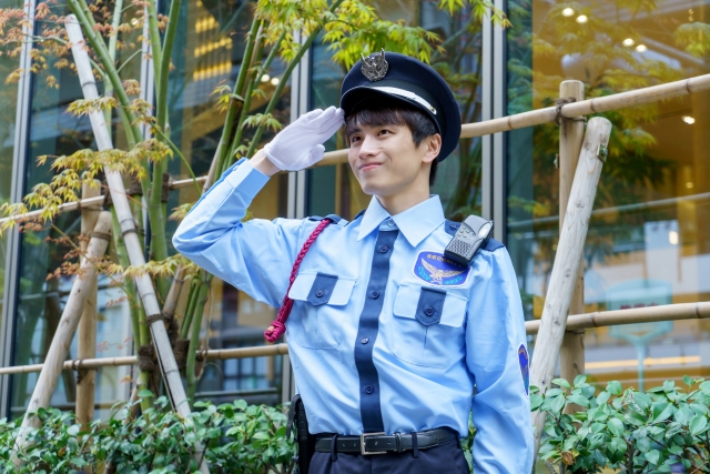 敬礼する警備員